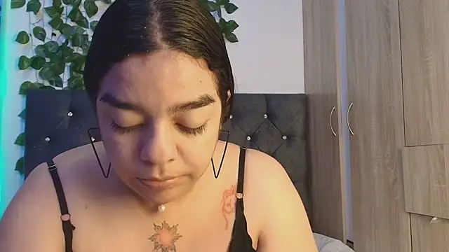 Snapshot of lauravince chatting on June 5, 2026, 12:04 am lauravince online show from June 5, 2026, 12:04 am