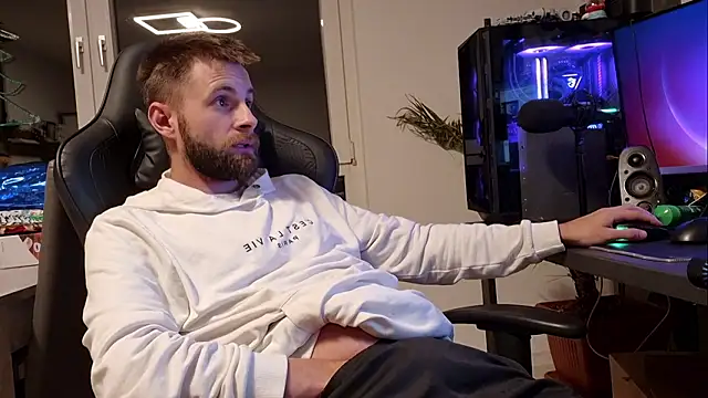 ademandjulia online show from January 13, 2026, 8:57 pm