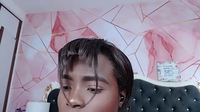 LindaBird online show from December 17, 2025, 10:48 pm