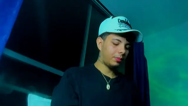 Snapshot of Alessandro_1610 chatting on October 17, 2025, 4:27 am Alessandro 1610 online show from October 17, 2025, 4:27 am