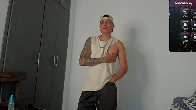 hugosan12 online show from March 11, 2025, 9:04 pm