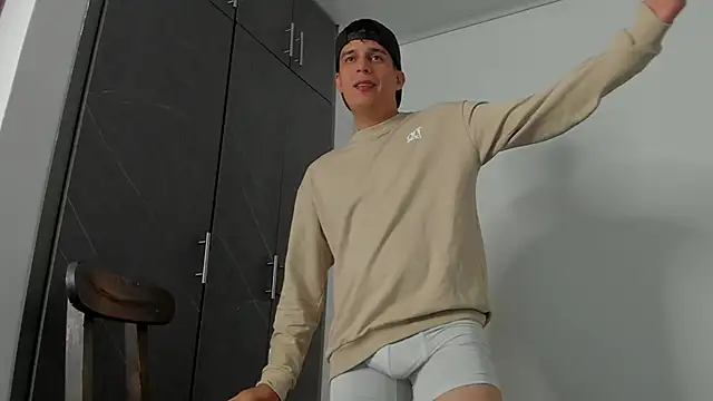 hugosan12 online show from March 7, 2025, 3:40 am