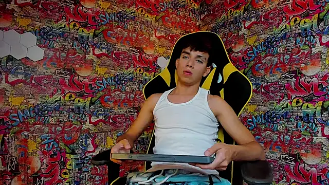 Snapshot of Angel_boyy2 chatting on February 9, 2025, 1:00 am Angel boyy2 online show from February 9, 2025, 1:00 am