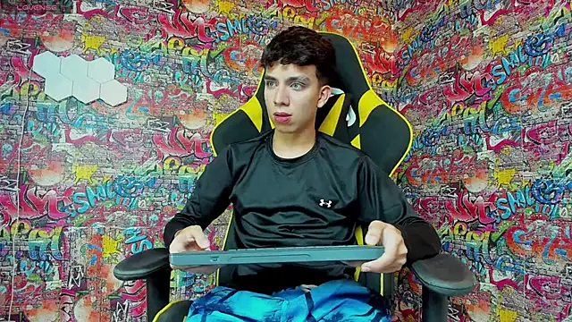 Snapshot of Angel_boyy2 chatting on February 12, 2025, 1:41 am Angel boyy2 online show from February 12, 2025, 1:41 am