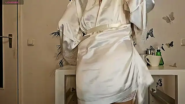 MikkiLove19 online show from February 13, 2025, 10:54 pm