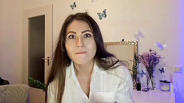 MikkiLove19 online show from February 7, 2025, 8:10 pm