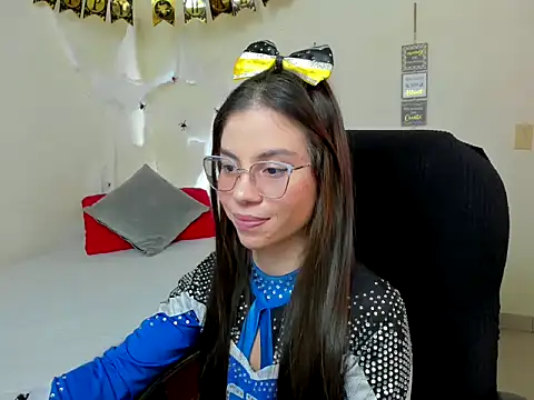 veronicamiller22 online show from October 28, 2025, 9:03 pm