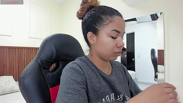 Snapshot of MELINAMARTINS chatting on November 5, 2025, 7:39 pm MELINAMARTINS online show from November 5, 2025, 7:39 pm