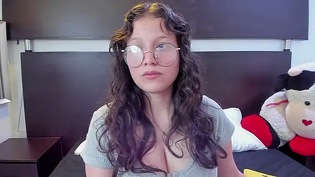 Snapshot of Marii_18 chatting on March 18, 2025, 3:45 am Marii 18 online show from March 18, 2025, 3:45 am