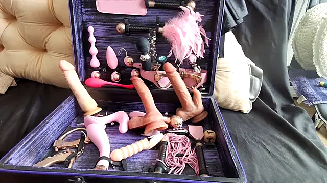 Chanel Noire online show from March 4, 2025, 12:55 pm