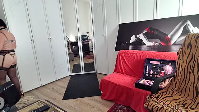 Chanel Noire online show from November 17, 2025, 2:32 pm