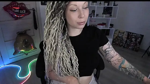Snapshot of HoneySallyMoore chatting on July 20, 2026, 1:57 am HoneySallyMoore online show from July 20, 2026, 1:57 am