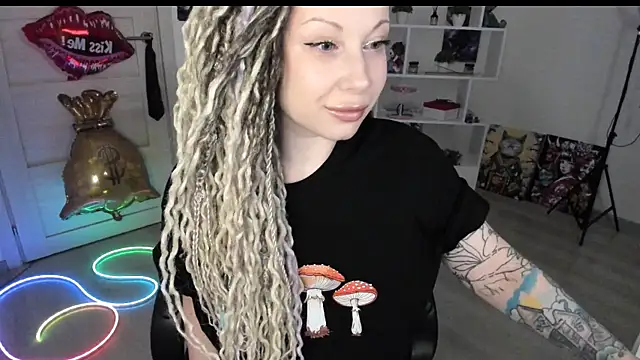 Snapshot of HoneySallyMoore chatting on May 14, 2026, 7:44 pm HoneySallyMoore online show from May 14, 2026, 7:44 pm