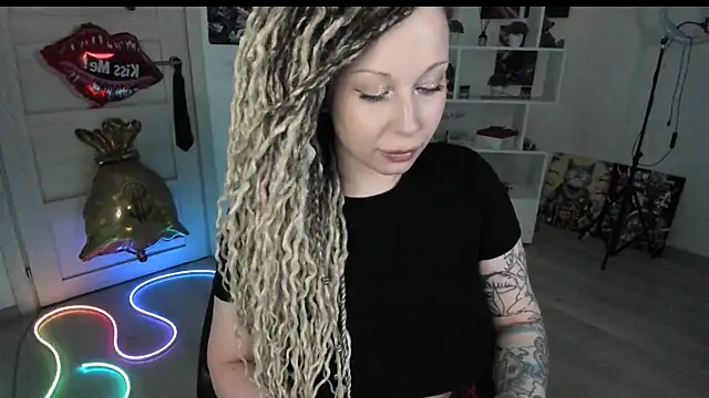 Snapshot of HoneySallyMoore chatting on May 26, 2026, 6:50 pm HoneySallyMoore online show from May 26, 2026, 6:50 pm