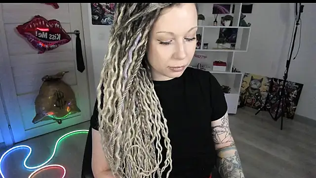 Snapshot of HoneySallyMoore chatting on May 3, 2026, 7:06 pm HoneySallyMoore online show from May 3, 2026, 7:06 pm