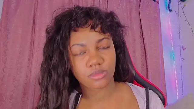 Daphnewalker   online show from December 18, 2025, 11:36 am