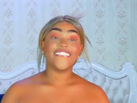 Snapshot of TianahGlow chatting on September 17, 2025, 9:39 pm TianahGlow online show from September 17, 2025, 9:39 pm