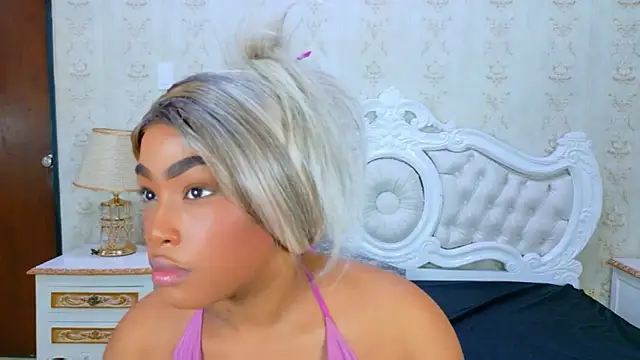 Snapshot of TianahGlow chatting on November 29, 2025, 9:37 pm TianahGlow online show from November 29, 2025, 9:37 pm