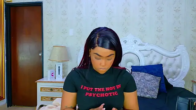 Snapshot of TianahGlow chatting on November 19, 2025, 8:31 pm TianahGlow online show from November 19, 2025, 8:31 pm