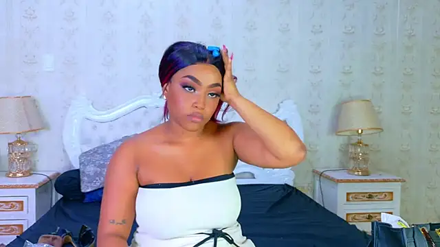 Snapshot of TianahGlow chatting on October 24, 2025, 8:30 pm TianahGlow online show from October 24, 2025, 8:30 pm