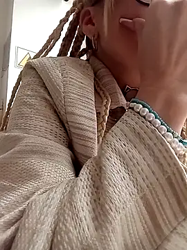 CandieGilson   online show from December 2, 2025, 12:40 pm