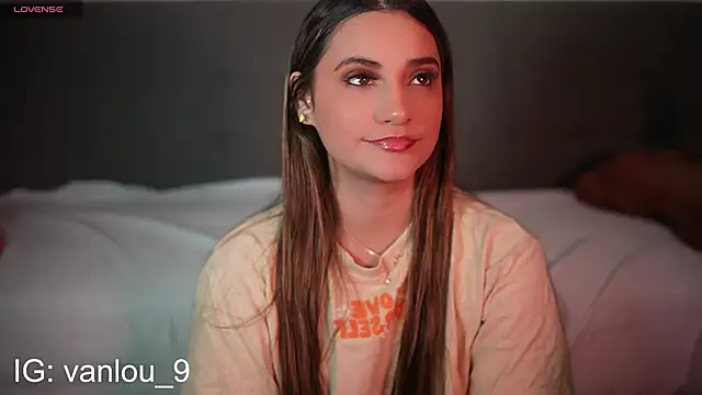 Snapshot of Vaniluu_9 chatting on September 8, 2025, 11:48 pm Vaniluu 9 online show from September 8, 2025, 11:48 pm