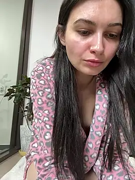 lunalovelee online show from February 12, 2026, 1:55 pm