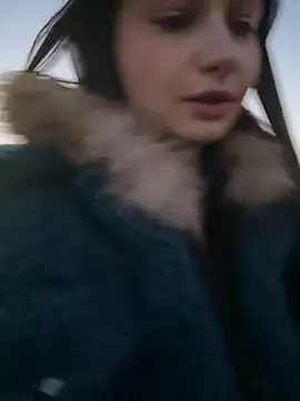 lunalovelee online show from December 19, 2025, 8:38 am