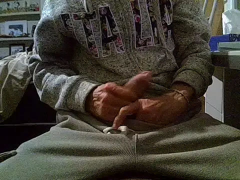 createur34 online show from October 2, 2025, 8:01 pm