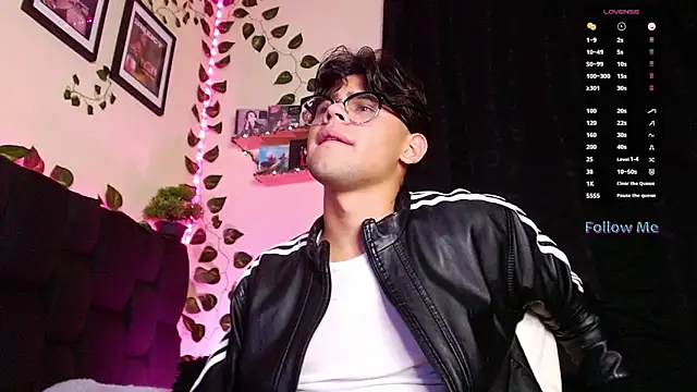 isaac-saenz online show from February 22, 2025, 9:26 pm