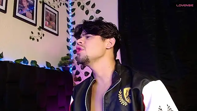 isaac-saenz online show from February 17, 2025, 7:44 pm