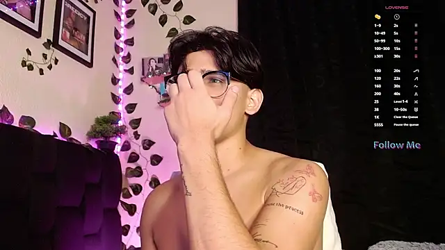 isaac-saenz online show from February 21, 2025, 9:11 pm