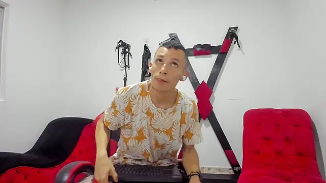 Isak Millan online show from December 2, 2025, 8:21 pm