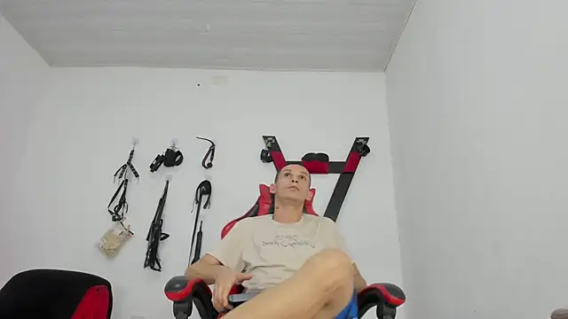 Isak Millan online show from November 14, 2025, 8:45 pm