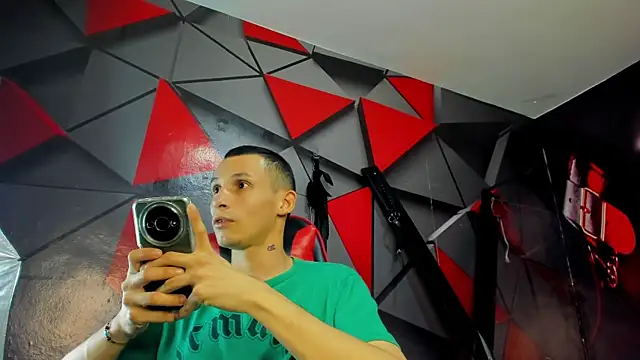 Isak Millan online show from November 9, 2025, 10:58 pm