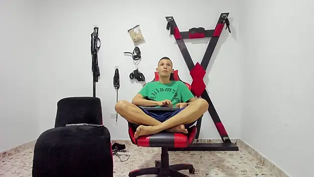 Isak Millan online show from November 30, 2025, 2:12 am