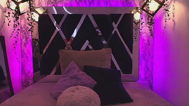 charlotte bluee online show from October 3, 2025, 6:42 pm