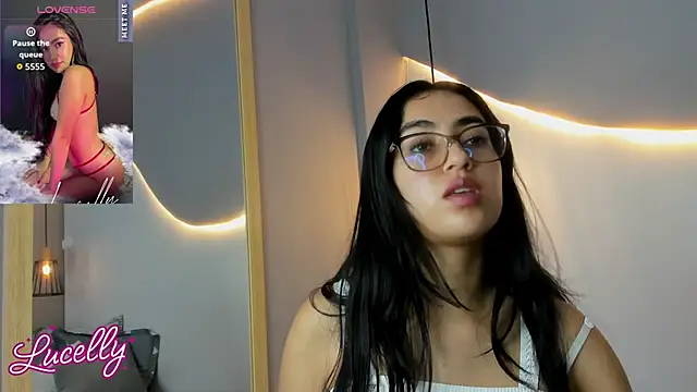 lucelly 15 online show from October 19, 2025, 11:46 am