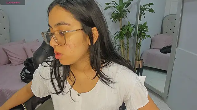 Snapshot of lucelly_15 chatting on February 26, 2026, 11:43 am lucelly 15 online show from February 26, 2026, 11:43 am
