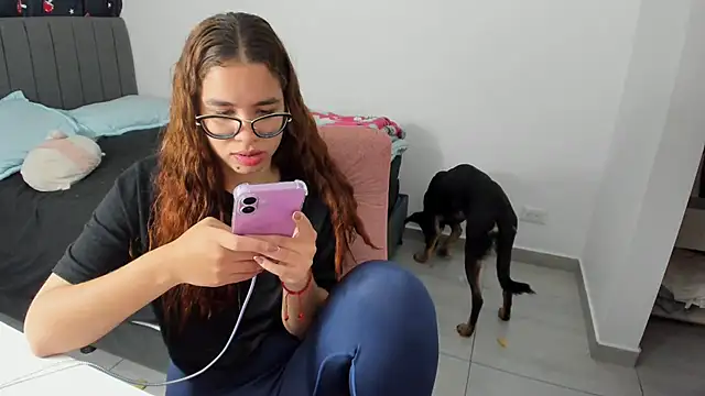 Greciaruiz  online show from October 10, 2025, 12:55 am