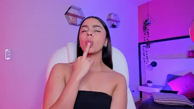 Bella walker  online show from April 16, 2026, 9:39 pm