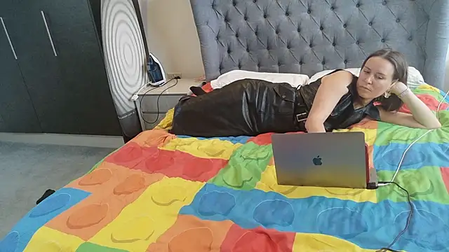 eatmypie69 online show from April 13, 2026, 9:57 am