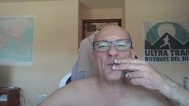 Snapshot of llopaco chatting on April 19, 2026, 10:27 am llopaco online show from April 19, 2026, 10:27 am