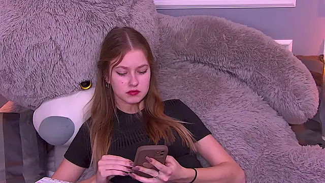 EveMundie online show from February 19, 2025, 4:11 pm