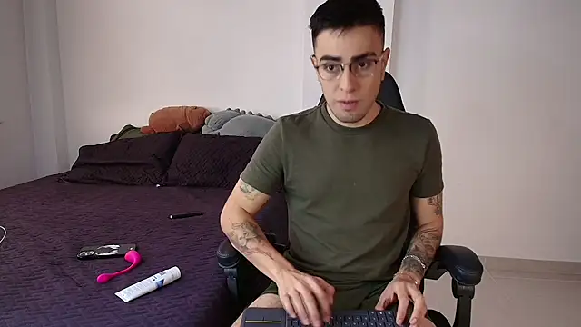 Snapshot of Andy_shaaw chatting on March 15, 2025, 4:10 pm Andy shaaw online show from March 15, 2025, 4:10 pm