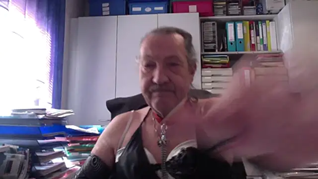 HMStraps01 online show from March 30, 2026, 9:55 am