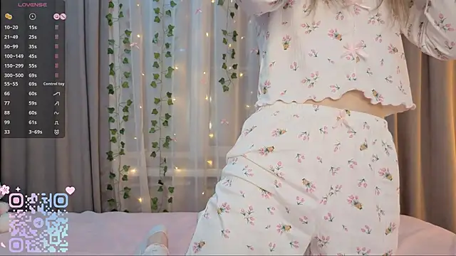 Snapshot of CarolinePepper chatting on February 22, 2026, 1:57 pm CarolinePepper online show from February 22, 2026, 1:57 pm