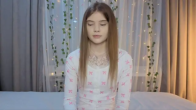 CarolinePepper online show from April 4, 2026, 1:39 pm