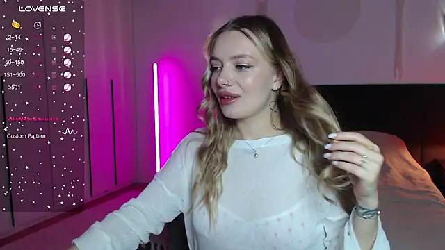 Snapshot of LunaticaBae chatting on February 24, 2025, 1:02 am LunaticaBae online show from February 24, 2025, 1:02 am