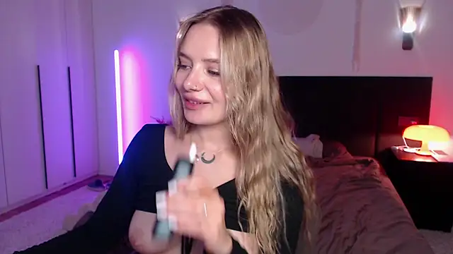 Snapshot of LunaticaBae chatting on February 22, 2025, 7:45 am LunaticaBae online show from February 22, 2025, 7:45 am